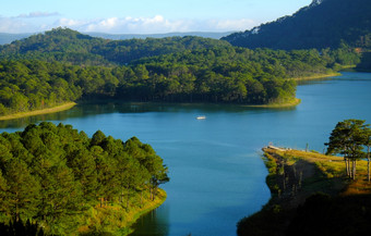 Tuyen林湖大叻越南美丽的景观为生态旅行越南南令人惊异的湖在松森林使美妙的场景船水年农村著名的的地方为假期