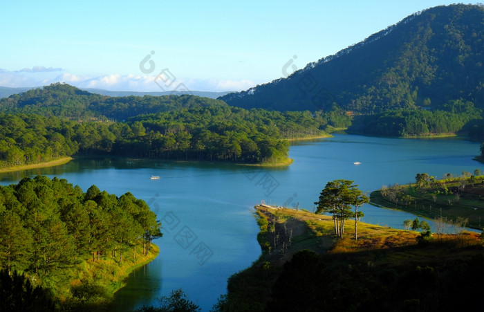 Tuyen林湖大叻越南美丽的景观为生态旅行越南南令人惊异的湖在松森林使美妙的场景船水年农村著名的的地方为假期