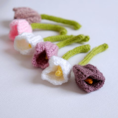 春天花为春天色彩斑斓的手工制作的郁金香白色背景Diy产品针织可以使礼物为女人一天妈妈。一天