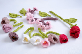 春天花为春天色彩斑斓的手工<strong>制作</strong>的郁金香白色背景Diy产品针织可以使礼物为女人一天妈妈。一天