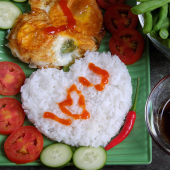 的想法为情人节一天餐煮熟的大米煎蛋卷心形状番茄黄瓜豆为营养吃简单的便宜的和快速食物爱你消息有意义的爱一天与越南食物