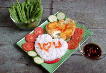 的想法为情人节一天餐煮熟的大米煎蛋卷心形状番茄黄瓜豆为营养吃简单的便宜的和快速食物爱你消息有意义的爱一天与越南食物