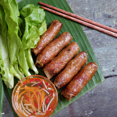 越南食物春天卷父亲先生美味的炸食物与油缸形状吃与好沙拉和鱼酱汁这也丰富的卡路里胆固醇高脂肪的食物受欢迎的越南吃