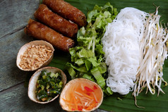 越南食物春天卷父亲先生美味的炸食物与油缸形状吃与好沙拉和鱼酱汁这也丰富的卡路里胆固醇高脂肪的食物受欢迎的越南吃