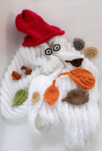 Diy有趣的幽默圣诞节背景手工制作的与懒惰的雪人从白色围巾红色的他眼睛和集团针织叶从纱冬天叶子下降头冷一天艺术设计为圣诞节假期