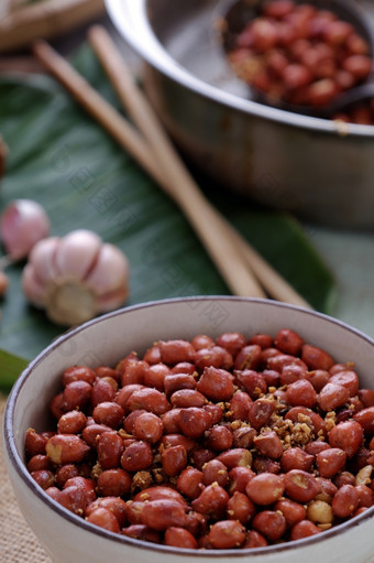 <strong>越南</strong>零食食物烤花生与红色的热胡椒大蒜盐使美味的吃