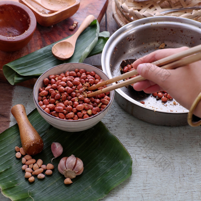 越南零食食物烤花生与红色的热胡椒大蒜盐使美味的吃