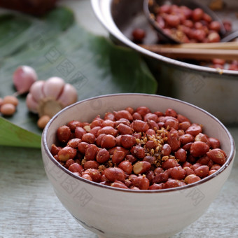 越南零食食物烤花生与红色的热胡椒大蒜盐使美味的吃