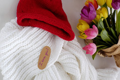 Diy手工制作的礼物为妈妈。与爱针织白色围巾和红色的他从纱使温暖的冷一天冬天季节