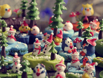 快乐圣诞节背景和快乐新一年从摘要手工制作的艺术雪人猫头鹰鸟圣诞节树Diy从粘土材料美妙的工艺使圣诞节点缀为装饰冬天假期