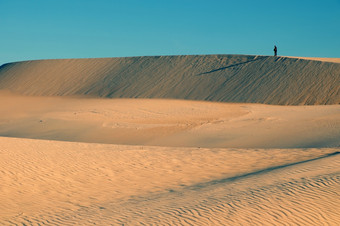 令人惊异的形状越南沙子山气味页梅越南孤独的男人。走桑迪取照片美妙的景观为夏天旅行旅行者享受夏季与冒险旅行