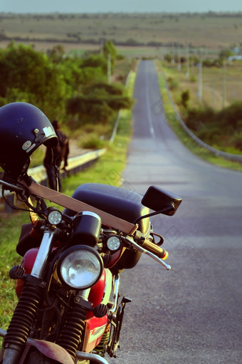 旅游停止摩托车路边放松后长旅行头盔摩托车直路越南农村晚上人的道路冒险旅行气味页兵砰