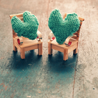 两个<strong>心在一起</strong>插图为夫妇爱取哪和爱的绿色<strong>心</strong>手工制作的迷你家具椅子摇摆不定的床上木背景