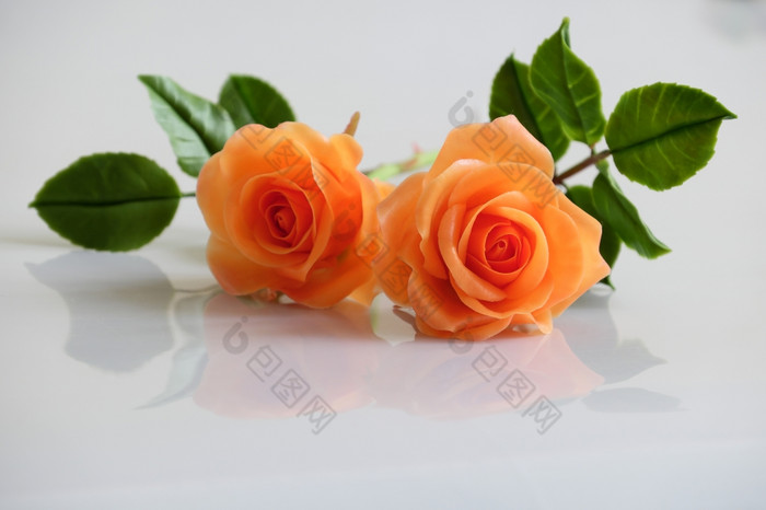 美妙的粘土艺术与橙色玫瑰花relect白色背景美丽的人工花工艺
