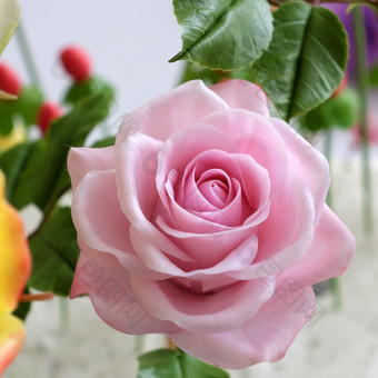 美妙的粘土艺术关闭粉红色的玫瑰花美丽的人工花工艺与熟练的