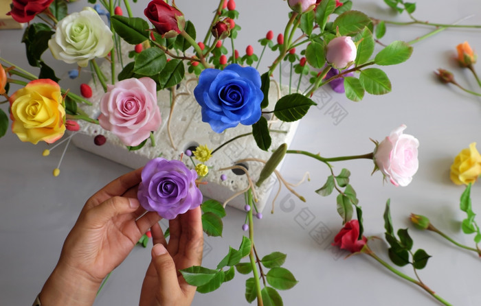 做粘土花与粘土艺术色彩斑斓的玫瑰花白色背景美丽的人工花工艺