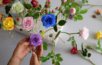 做粘土花与粘土艺术色彩斑斓的<strong>玫瑰</strong>花白色背景美丽的人工花工艺