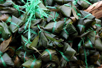 越南传统的食物为五月双五个节日泰特doan非<strong>政府</strong>组织集团黏糊糊的大米蛋糕绿色叶也调用球而与锥体形状开放空气市场