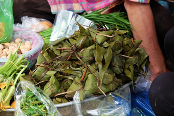 越南传统的食物为五月双五个节日泰特doan非政府组织集团黏糊糊的大米蛋糕绿色叶也调用球而与锥体形状开放空气市场