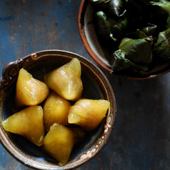 越南传统的食物为五月双五个节日泰特doan非政府组织黏糊糊的大米蛋糕绿色叶也调用球而与锥体形状