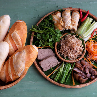 著名的<strong>越南</strong>食物球您受欢迎的街食物从面包塞与生材料猪肉他馅饼蛋和新鲜的草本植物葱香菜胡萝卜黄瓜辣椒