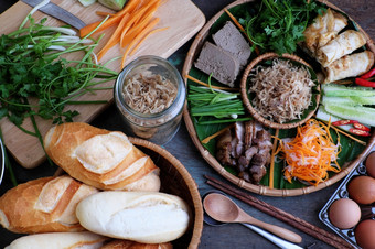 著名的越南食物球您受欢迎的街食物从面包塞与生材料猪肉他馅饼蛋和新鲜的草本植物葱香菜胡萝卜黄瓜辣椒