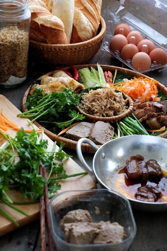 著名的越南食物球您受欢迎的街食物从面包塞与生材料猪肉他馅饼蛋和新鲜的草本植物葱香菜胡萝卜黄瓜辣椒