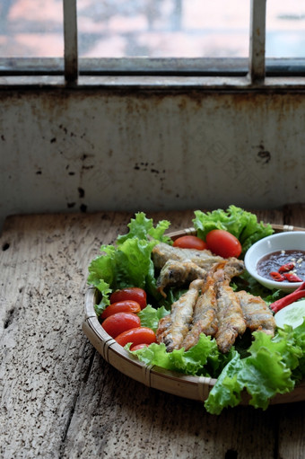 <strong>越南</strong>食物为家庭餐午餐晚餐炸鱼与罗望子酱汁和绿色蔬菜美味的食物自制的木背景