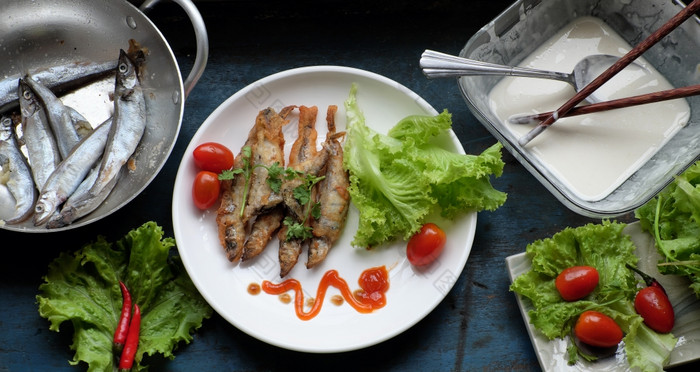 越南食物为家庭餐午餐晚餐炸鱼与罗望子酱汁和绿色蔬菜美味的食物自制的木背景