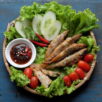 越南食物为家庭餐午餐晚餐炸鱼与罗望子酱汁和绿色蔬菜美味的食物自制的木背景