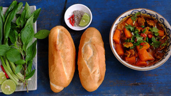 <strong>越南</strong>食物面包与红烧牛肉受欢迎的餐早....吃附加欧芹罗勒柠檬胡椒和盐使美味的味道