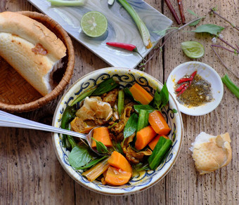 越南食物面包与红烧牛肉受欢迎的餐早....吃附加欧芹罗勒柠檬胡椒和盐使美味的味道