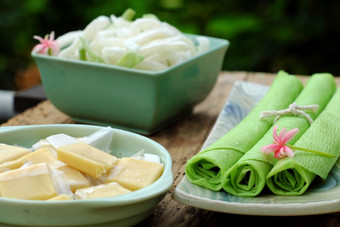 集团产品从椰子与糖果牛奶大米纸椰子石油黑暗我是酱汁小时椰子水是受欢迎的越南食物集团零食和喝绿色背景