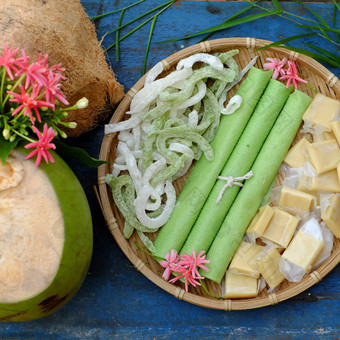 集团产品从椰子与糖果牛奶大米纸椰子石油黑暗我是酱汁小时椰子水是受欢迎的<strong>越南</strong>食物集团零食和喝蓝色的背景