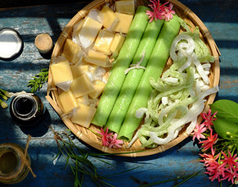 集团产品从椰子与糖果牛奶大米纸椰子石油黑暗我是酱汁小时椰子水是受欢迎的越南食物集团零食和喝蓝色的背景