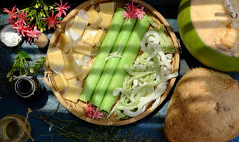 集团产品从椰子与糖果牛奶大米纸椰子石油黑暗我是酱汁小时椰子水是受欢迎的越南食物集团零食和喝蓝色的背景