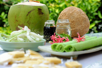 集团产品从椰子与糖果牛奶大米纸椰子石油黑暗我是酱汁小时椰子水是受欢迎的<strong>越南</strong>食物集团零食和喝绿色背景