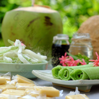 集团产品从椰子与糖果牛奶大米纸椰子石油黑暗我是酱汁小时椰子水是受欢迎的越南食物集团零食和喝绿色背景