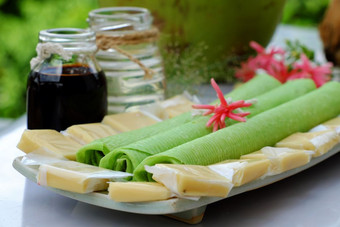 集团产品从椰子与糖果牛奶大米纸椰子石油黑暗我是酱汁小时椰子水是受欢迎的<strong>越南</strong>食物集团零食和喝绿色背景