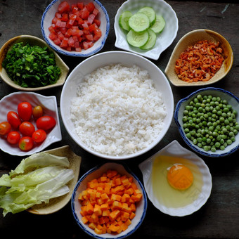<strong>越南</strong>食物炸大米使从大米蛋香肠干虾豆黄瓜番茄胡萝卜和葱处理与色彩斑斓的食物材料木背景