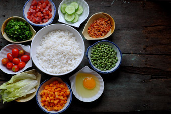 <strong>越南</strong>食物炸大米使从大米蛋香肠干虾豆黄瓜番茄胡萝卜和葱处理与色彩斑斓的食物材料木背景