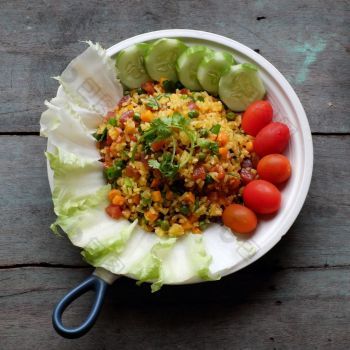 越南食物炸大米使从大米蛋香肠干虾豆黄瓜番茄胡萝卜和葱高视图dishl木背景