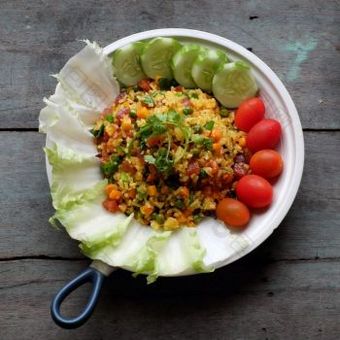 <strong>越南</strong>食物炸大米使从大米蛋香肠干虾豆黄瓜番茄胡萝卜和葱高视图dishl木背景