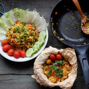 越南食物炸大米使从大米蛋香肠干虾豆黄瓜番茄胡萝卜和葱高视图dishl木背景