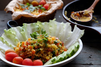 <strong>越南</strong>食物炸大米使从大米蛋香肠干虾豆黄瓜番茄胡萝卜和葱关闭菜木背景