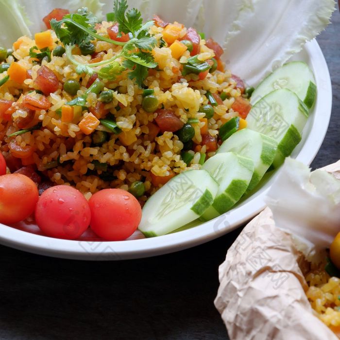 越南食物炸大米使从大米蛋香肠干虾豆黄瓜番茄胡萝卜和葱关闭菜木背景