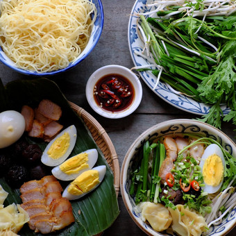 自制的越南食物蛋面条汤与wontons色彩斑斓的食物成分为这吃蛋猪肉肉汤葱豆发芽木耳蔬菜