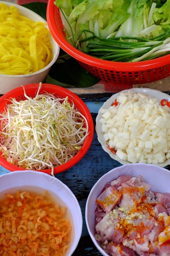 自制的<strong>越南</strong>食物被大叻种类面条汤与生材料黄色的面条干虾猪肉蔬菜从色彩斑斓的成分