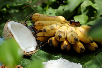 自制的越南甜蜜的食物为甜点香蕉奶油生材料使这吃是成熟的香蕉椰子牛奶花生牛奶椰子