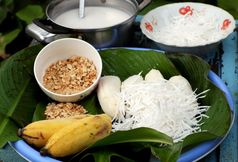 自制的越南甜蜜的食物为甜点香蕉奶油生材料使这吃是成熟的香蕉椰子牛奶花生牛奶椰子